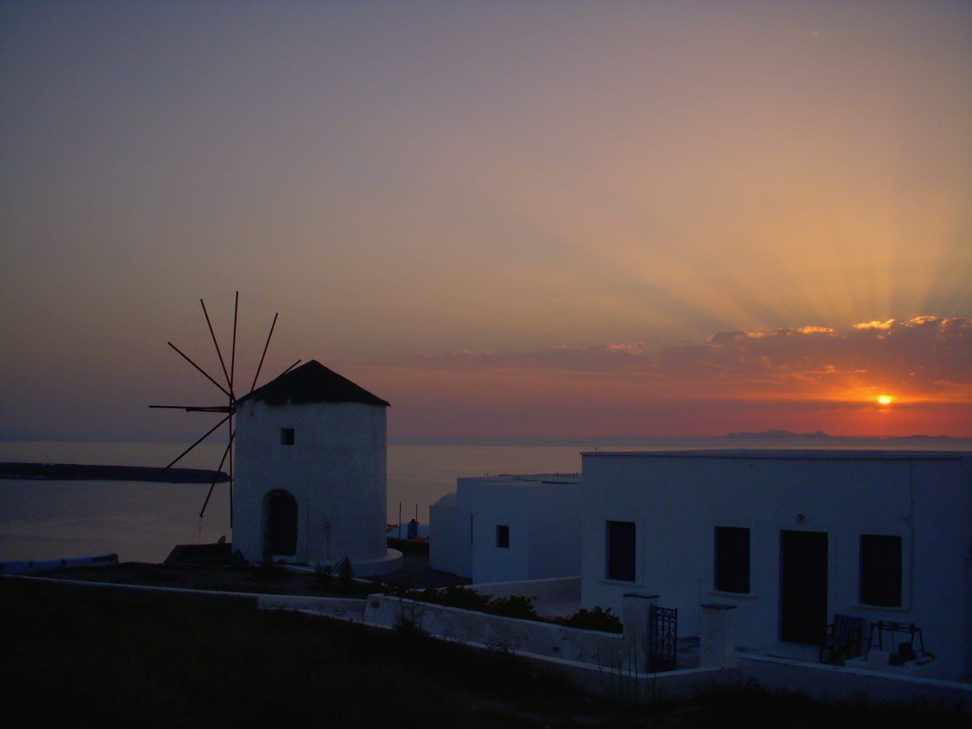 Coucher de soleil sur les moulins d’Oia, Santorin